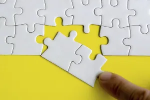 Jigsaw Puzzle Concept Drucke: Hand placing missing jigsaw puzzles