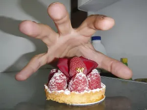 Raspberry Cake Drucke: Hand take a raspberry cake in the fridge