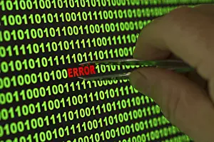 Binary Code Error Drucke: Hand reaching for the word 'Error' with tweezers in a binary code Hand reaching for the word
