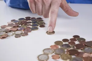 Saving Money Tips Drucke: Hand sorting coins