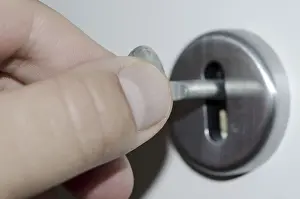 Security Measures Drucke: Hand Turns the Key in the Lock