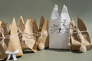Bilder Datiert 10. April 2024: Handmade easter craft bag bunny decorations print