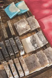 Handcrafted Cosmetics Drucke: Handmade soap with herbs
