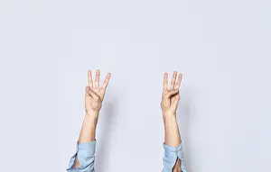Single Colored Background Image Drucke: Hands counting three, fingers counting three