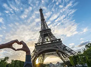 Eiffel Tower Sunset Drucke: Hands forming heart, sunset behind Eiffel Tower