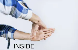 Communicative Body Language Drucke: Hands gesturing the word INSIDE in sign language isolated