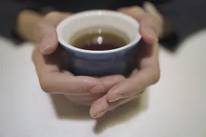 Hot Beverage Images Drucke: Hands holding a cup of tea