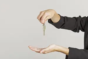 Business Attire Concept Drucke: Hands holding keys