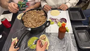 Traditional Mexican Cuisine Drucke: Hands preparing and assembling carnitas tacos with pulled pork