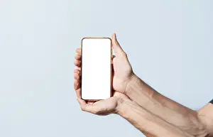 Digital Communication Drucke: Hands presenting an advertisement on the cell phone