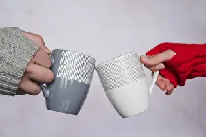Deserted City Square Drucke: Hands sweaters clinking mugs