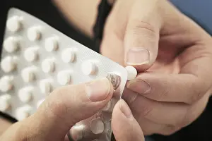 Empty Blister Pack Drucke: Hands taking out a tablet from a blister pack