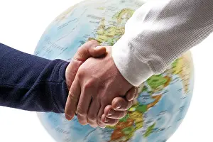 Climate Protection Image Drucke: Handshake in front of a globe