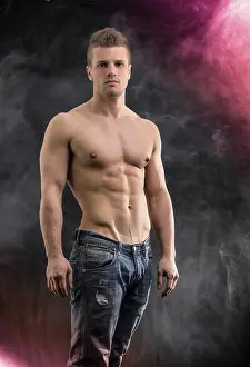 Athletic Physique Drucke: Handsome bodybuilder in relaxed pose
