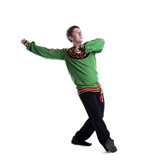 Traditional Clothing Drucke: Handsome guy performing folk dance