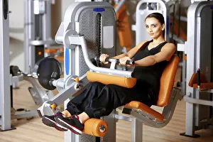 Athletic Male Drucke: Handsome man at the gym doing exercises