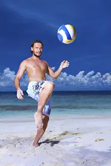 Drucke von Ein hübscher Mann spielt am Strand Verwandte Bilder Drucke: Ein attraktiver Mann spielt am Strand.