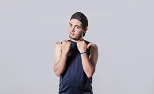 Handsome Man Pointing Drucke: Handsome man pointing to the side