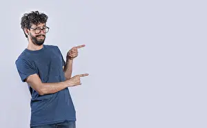 Handsome Man Pointing Drucke: Handsome man pointing to the side