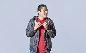 Latin American Ethnicity Model Drucke: Handsome man pointing to the side