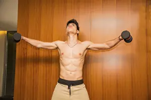 Bodybuilding Workout Routine Drucke: Handsome young man working out
