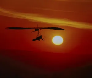 Aviation Industry Aircrafts Drucke: Hang glider in the sunlight