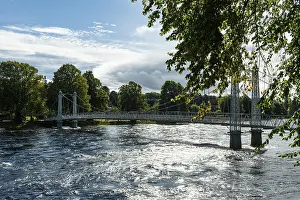 UK Travel Photography Drucke: Hanging bridge across river Ness