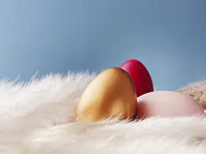 Symbolic Picture Concept Drucke: Happy Easter. Colourful painted easter eggs on blue background