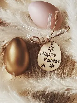 Easter Egg Symbolism Drucke: Happy Easter. Golden easter egg on rustic background