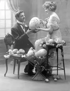 Easter Egg Symbolism Drucke: Historic photograph, Easter, couple with Easter eggs
