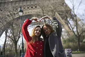 Romantic European Landmark Drucke: Two happy friends pose in front of the Eiffel Tower