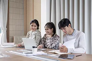 Bilder Datiert 26. August 2024: Glückliche Studenten nehmen an einer Studiengruppen-Sitzung im Innenraum teil.