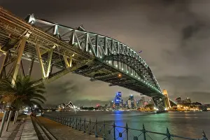 Sydney Harbour Bridge At Night Drucke: Harbourbridge with opera in the background