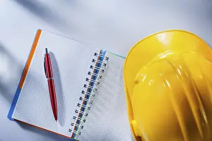 Close Up Image Drucke: Hard hat checked notepad pen on white background