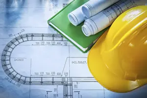 Construction Safety Helmet Drucke: Hard hat construction plans notepad on blueprint