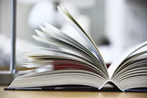 Reference Book Collection Drucke: Hardcover book lying on the table in a library