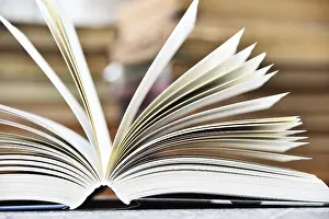 Reference Book Collection Drucke: Hardcover book lying on the table in a library