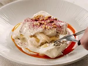 Bilder Datiert 28. Januar 2024: Haute-Küche-Cod-Gericht auf Restauranttisch.