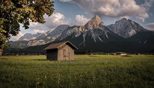 Tyrolean Alps Landscape Drucke: Haystack, hut in a meadow, Sonnenspitze at the back