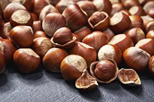 Hazelnut Background Drucke: Hazelnut on black stone background