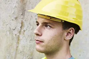 Young Construction Worker Drucke: Head portrait of a young construction worker