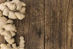 Medicinal Plant Images Drucke: Some healthy Ginger Slices (selective focus)