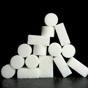 Sugar Nutrition Facts Drucke: Heap of sugars on black background