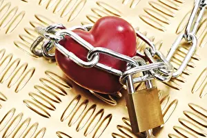 Symbolic Heart Image Drucke: Heart in chains and padlock