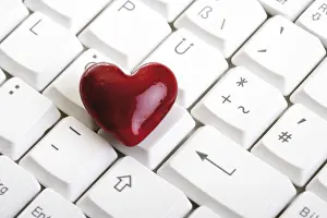 Symbolic Love Image Drucke: Heart lying on a computer keyboard