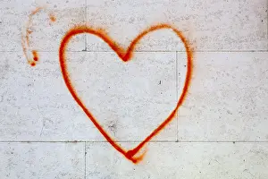 Drucke von Herz, auf einer Hauswand mit Sprayfarbe, Ljubljana, Slowenien Slowenien Drucke: Herz, auf eine Hauswand mit Sprayfarbe besprüht.