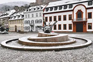 Drucke von In der kalten Stille des Winters belebt der Sebastian-Münster-Brunnen den Karlsplatz in Heidelberg Sebastian Munster Drucke: Sebastian-Münster-Brunnen auf dem Karlsplatz in Heidelberg