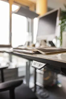 Office Workstation Drucke: Height-adjustable desk in an office