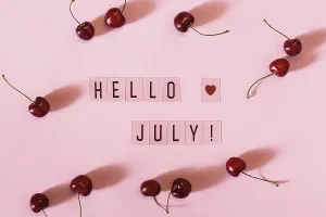 Drucke von Hallo Juli Text und Kirschwasser-Berry-Verstreuen auf rosa Hintergrund. Hallo Juli Konzept Minimalistische Kunstwerke Drucke: Hallo Juli Text und Kirschwasser-Berry-Verteilung auf rosa Hintergrund.