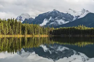 Mountain Lake Reflections Drucke: Herbert Lake, lake with reflection of the Bow Range